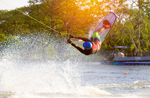 Wakeboarder in der Luft